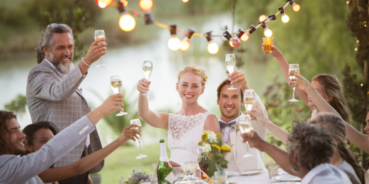 Dekoracje ślubne na ślub w ogrodzie: 5 świetlnych pomysłów
